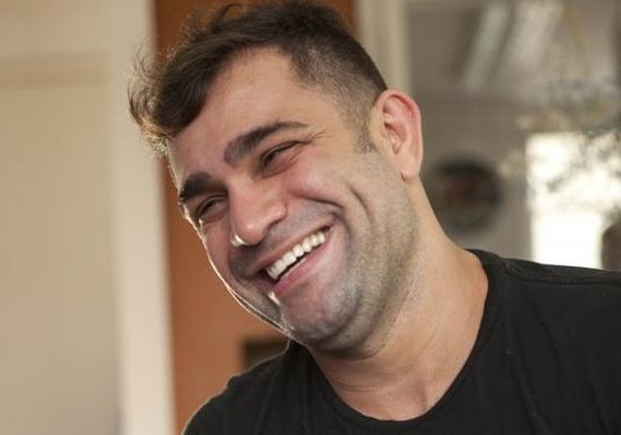 Humorista do 'Pânico' revela abandono da mãe e agressões por ser gay