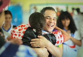 Após 20 anos, professor retorna à escola onde estudou e conquista alunos com a arte