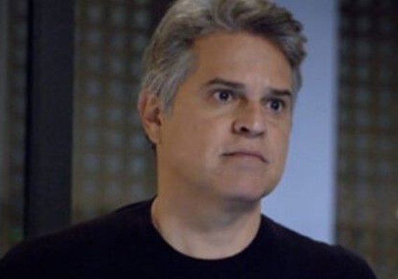 Ramiro é surpreendido por Fernanda no casamento da filha com Pedro
