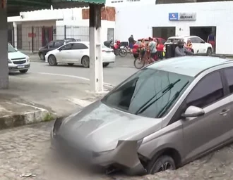 Carro é engolido por buraco após asfalto ceder durante chuva em Maceió