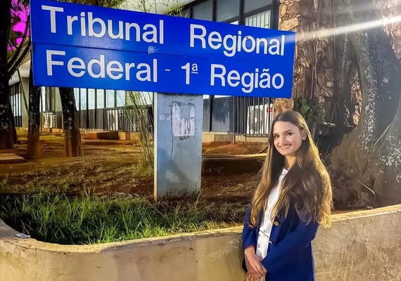 Aos 25 anos, mineira toma posse como a mais jovem juíza federal do país