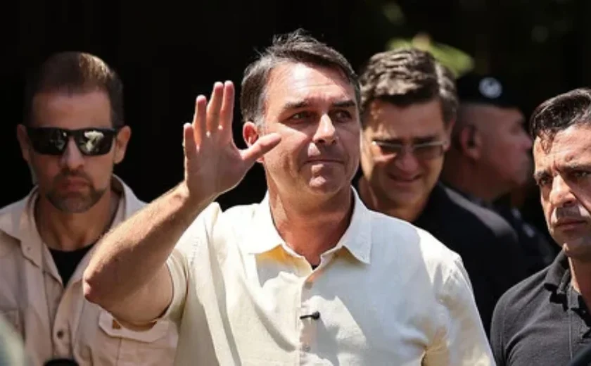 Flávio Bolsonaro deixa o Brasil apesar de proibição do STF e recebe vistos dos EUA