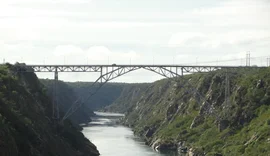 Corpo de idoso é resgatado na ponte da divisa entre Alagoas e Bahia, na cidade de Delmiro Gouveia