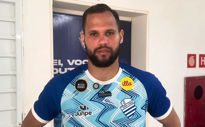 Alan James mira estreia pelo CSA em duelo decisivo contra o Uberlândia