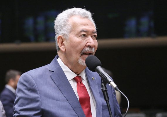 Deputado Paulão critica adversários políticos e recorre ao TSE em disputa sobre mandato em Alagoas