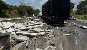 Caminhão bate em canteiro central e motorista é socorrido com lesões graves na BR-101