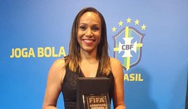 Brígida Cirilo recebe escudo da FIFA para temporada de 2023