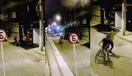 Trio derruba portão, invade garagem e furta duas bicicletas