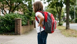 Mochila pesada, excesso de telas e longos períodos sentado aumentam risco de dores nas costas