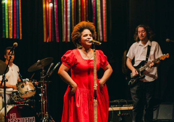 Jacintinho recebe a artista Mel Nascimento e o 'Tem Samba no Coco' com atrações musicais e bingo beneficente