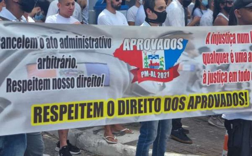 Aprovados no concurso da PM de Alagoas realizam manifestação pacífica na Ponta Verde