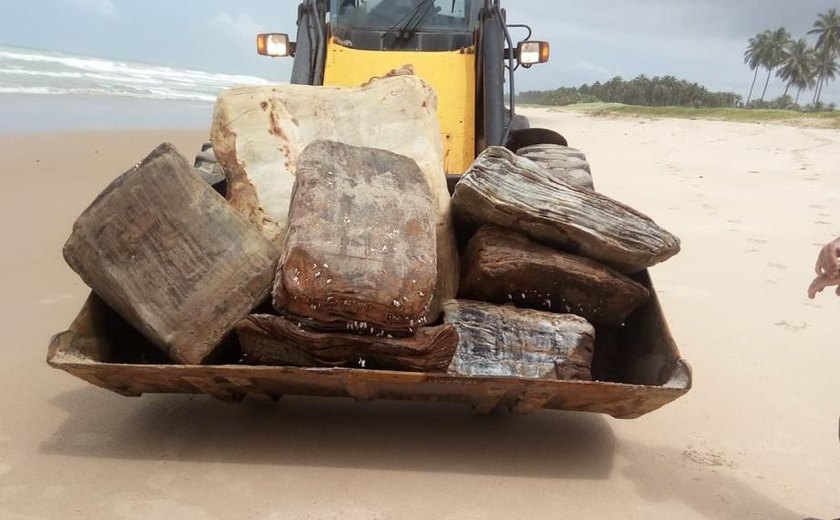 ​Fardos de borracha encalhados nas praias de Alagoas são de naufrágio da 2ª guerra