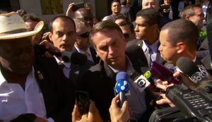 Bolsonaro diz que bloqueia verba porque precisa e chama manifestantes de 'idiotas úteis'