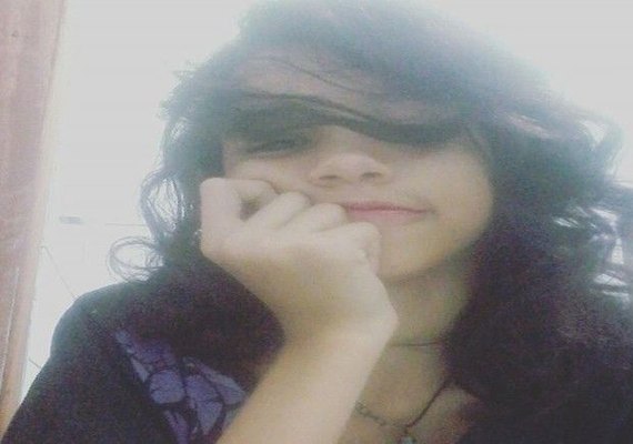 Garota de 12 anos morre eletrocutada ao decorar árvore de Natal