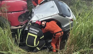 Colisão entre carro e caminhão deixa um morto na BR-101 em Alagoas