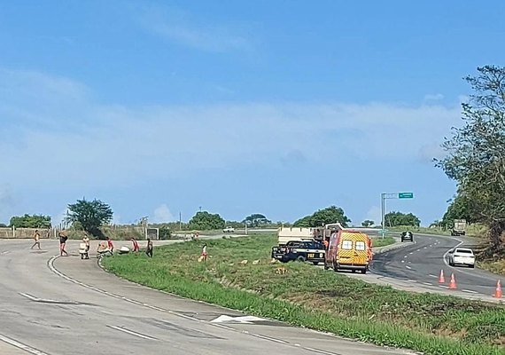 Carreta carregada de biscoitos tomba em trecho da BR-101 e carga é saqueada por populares