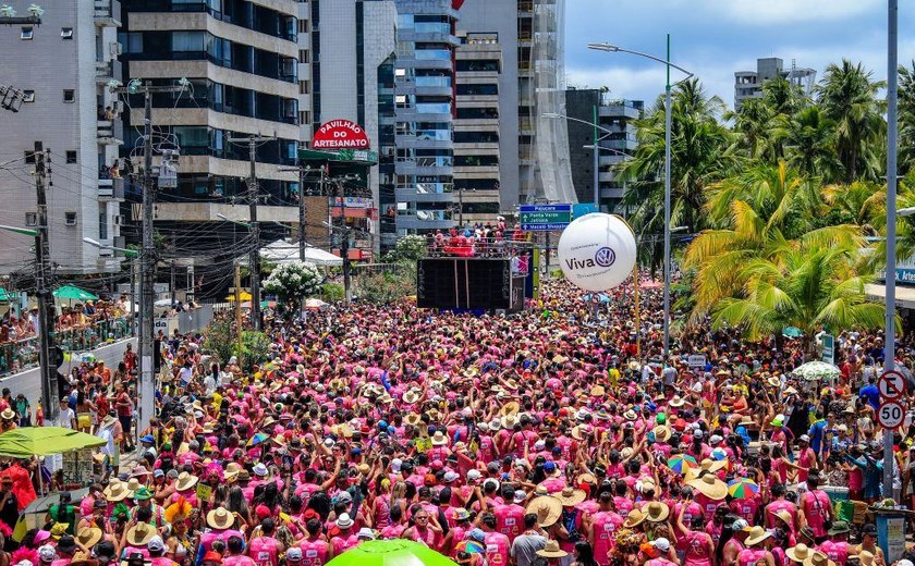Foliões lotam orla de Maceió para aproveitar prévias carnavalescas