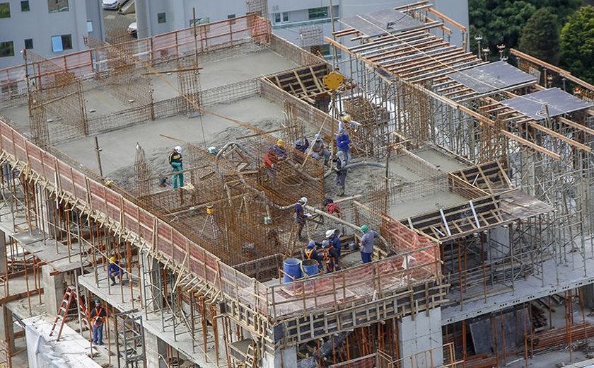Em AL, volume de pessoal ocupado na indústria da construção cai quase 40% em dez anos