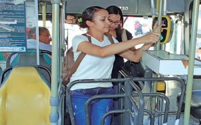 Passagem de ônibus a R$ 4,10 em Maceió quase anularia aumento do mínimo