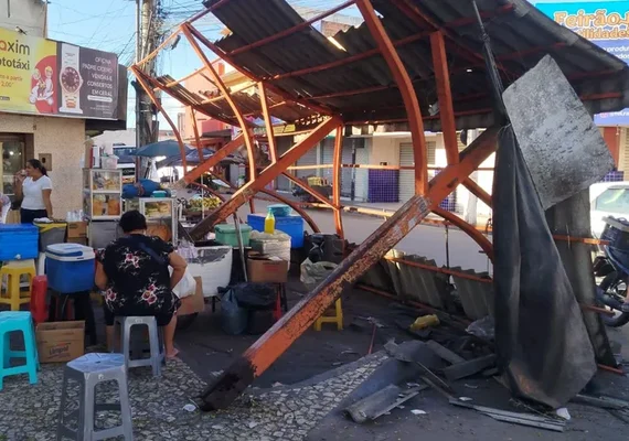 Cobertura desaba em área de feira livre no Centro de Arapiraca