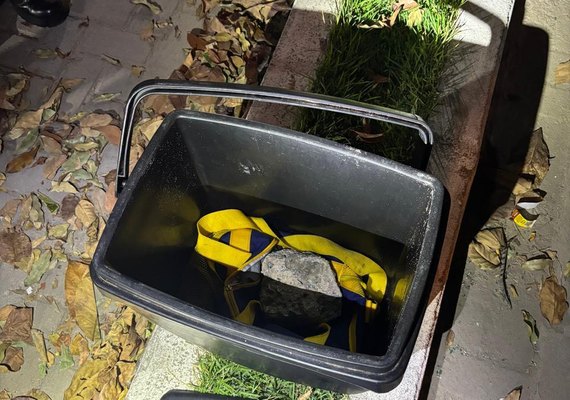 Homem quebra janela de ônibus durante briga de torcidas rivais