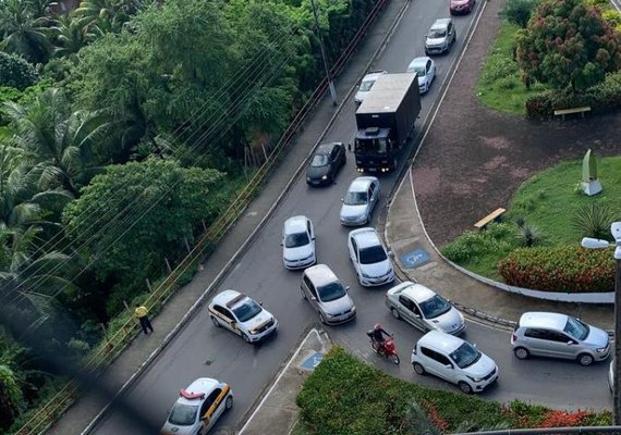 Acidente com caminhão interdita ladeira na Gruta de Lourdes