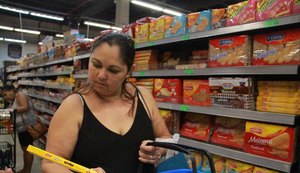 Consumidores reclamam de letras pequenas em rótulos: 'Difícil ler até com óculos'