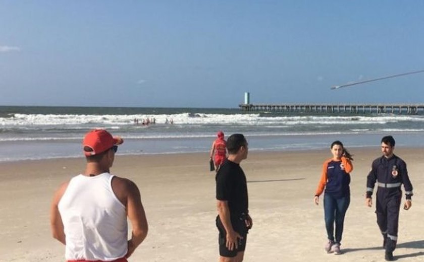 Pescador encontra corpo de adolescente que desapareceu no mar da Praia do Sobral