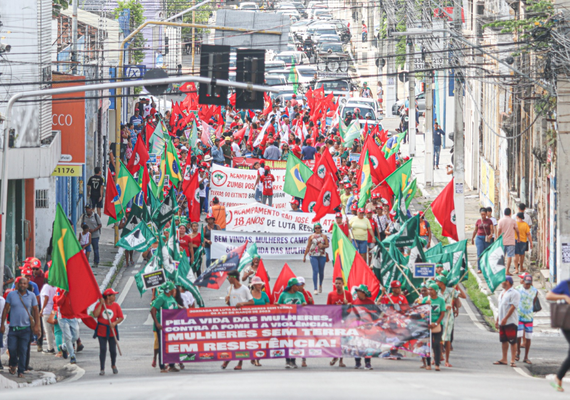 Em defesa da Reforma Agrária, camponesas marcham até o Incra em Maceió nesta terça-feira (07)