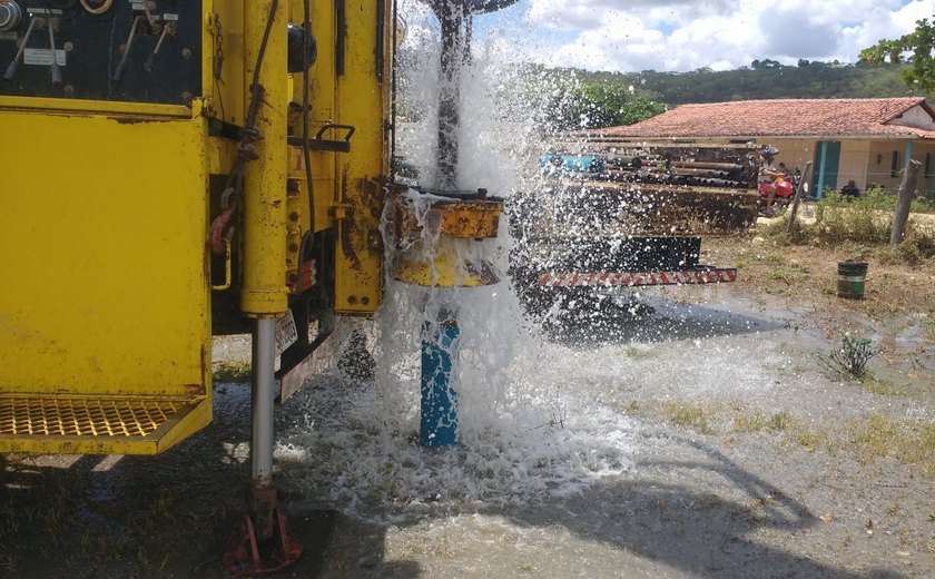 Poço artesiano vai levar água para o Sítio Camoxinga dos Teodosios, em Santana do Ipanema