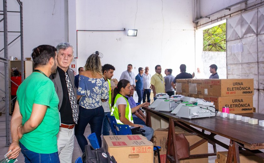 Presidente do TRE/AL acompanha procedimento de carga das urnas para as eleições