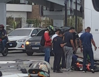 Acidente entre moto e ônibus em frente à Ufal causa lentidão no trânsito da região
