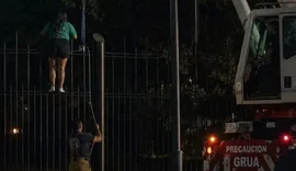 Torcedora mexicana fica presa em grade e é resgatada por guindaste