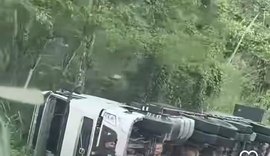 Carreta tomba em trecho da BR-316 e provoca lentidão no trânsito em Atalaia
