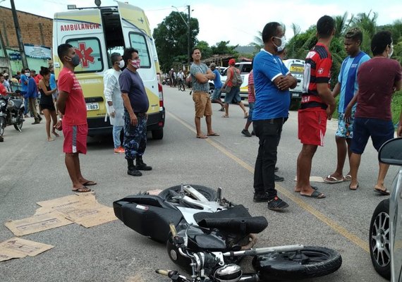 Funcionário de lava a jato leva carro para dar volta e se envolve em acidente com moto