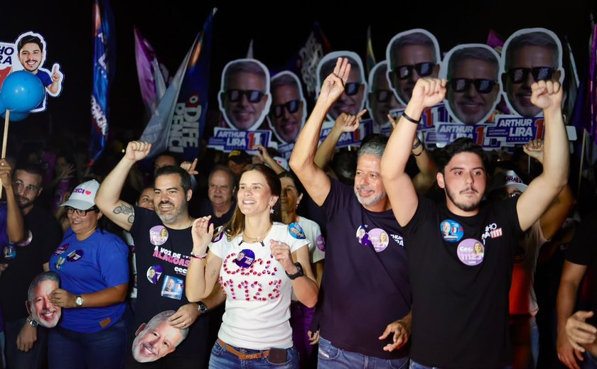 'Precisamos de mais mulheres no poder', defende Ceci em ato de campanha que movimentou Atalaia