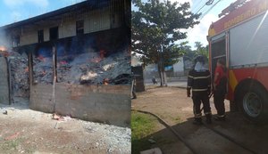 Incêndio destrói materiais recicláveis armazenados próximo ao Mercado da Produção