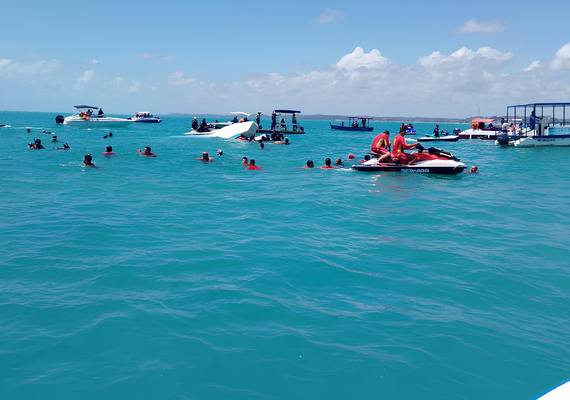 Catamarã vira na Barra Grande em Maragogi, deixando uma vítima fatal