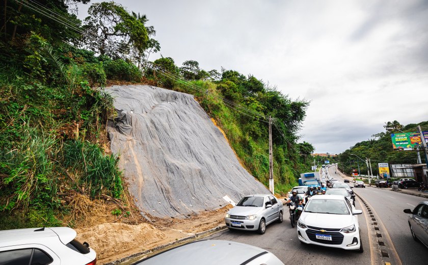 Avenida Leste-Oeste recebe tecnologia que impermeabiliza solo em dois pontos de encostas