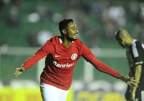 Internacional arranca gol no fim em visita ao Figueirense