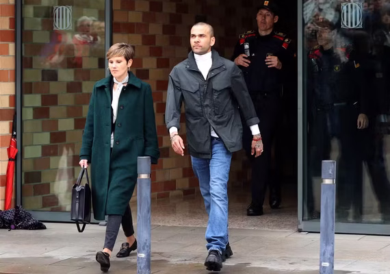 Daniel Alves deixa prisão após pagamento de fiança