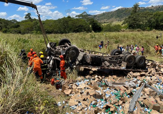 Passageiro morre em caminhão após tombamento em Maribondo