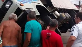 Caminhão de mudança perde freio e acaba atingindo duas pessoas em Maceió
