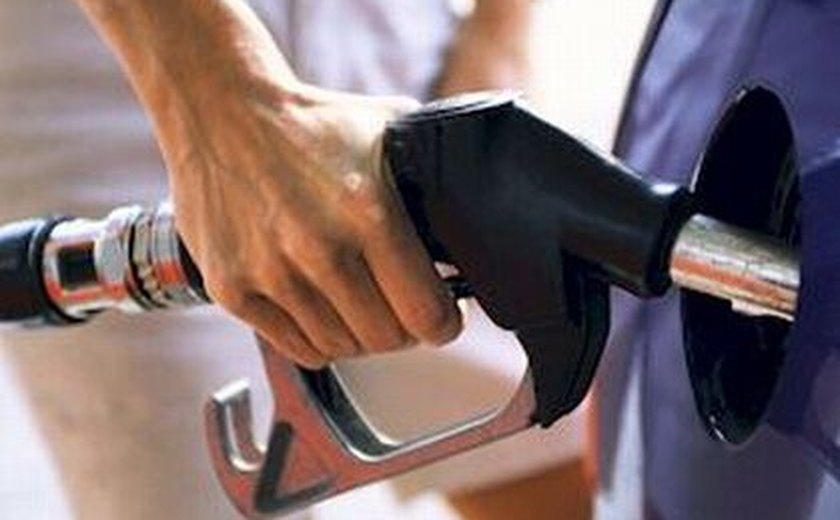 Preço da gasolina cai após três semanas seguidas de alta, diz ANP