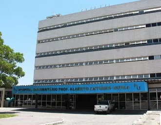 Trabalhador fica preso em 'trava-quedas' no 6º andar do HU