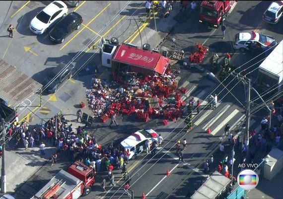 Caminhão com bebidas tomba e mata menina de 13 anos que ia para escola