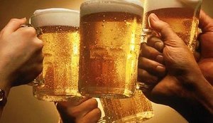 Brasileiro bebe menos, e prefere gastar mais com cerveja premium