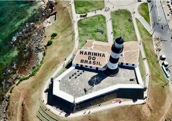 Iphan notifica Marinha após pintura irregular em telhado no Farol da Barra