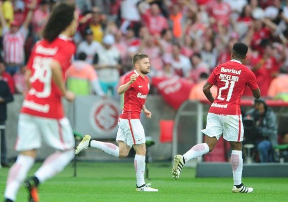 Internacional vence o Flamengo de virada e ajuda o Palmeiras
