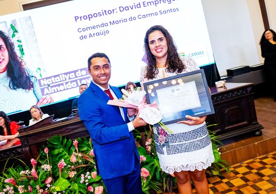 Professora é homenageada em Sessão Solene da Câmara de Maceió pelo vereador David Empregos